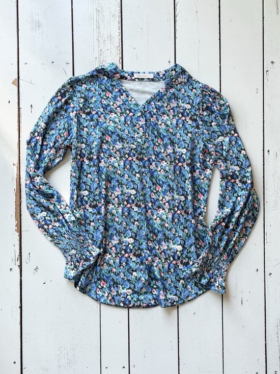 Fantaslook Tops - Fantaslook Blue Floral Jersey Knit Blouse Medium Stretch Smocked Sleeve Boho Top